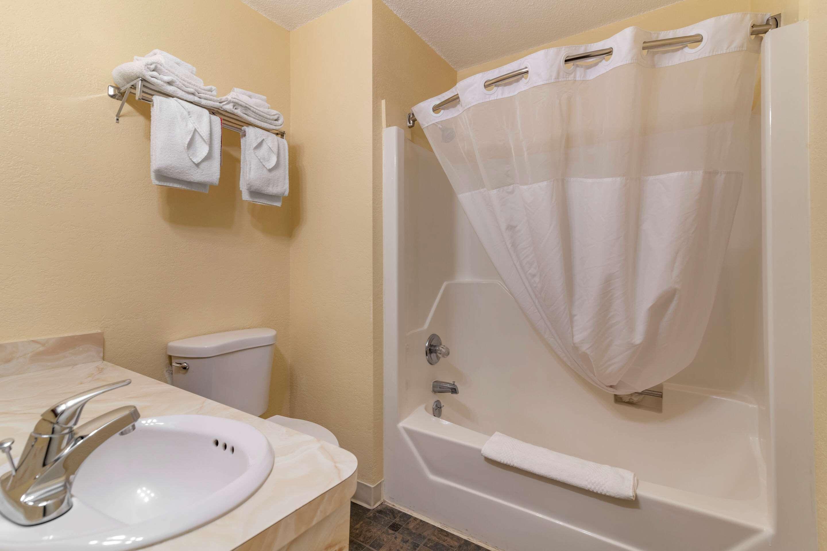 Rodeway Inn Lake George Outlets Екстер'єр фото
